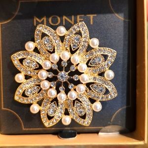 Monet Rhinestone faux pearl gold toned pin brooch 2"